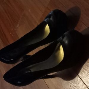 Guess, plateform high heel shoes size8.5 us. Shinny black